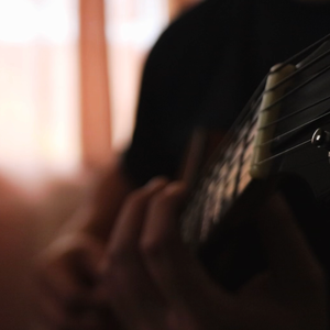 他用手抓着我的大奶子,一手摸着我的逼逼
