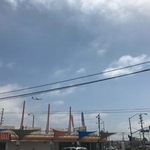 他用手抓着我的大奶子,一手摸着我的逼逼
